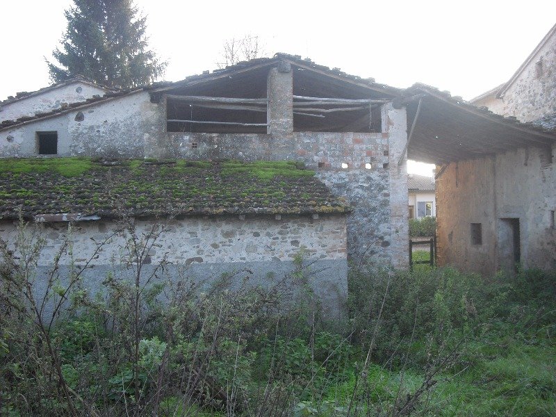 Falcigiano casale da ristrutturare a Arezzo in Vendita