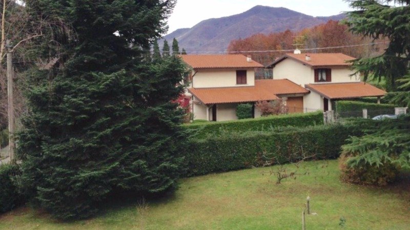 Orino villa a Varese in Vendita