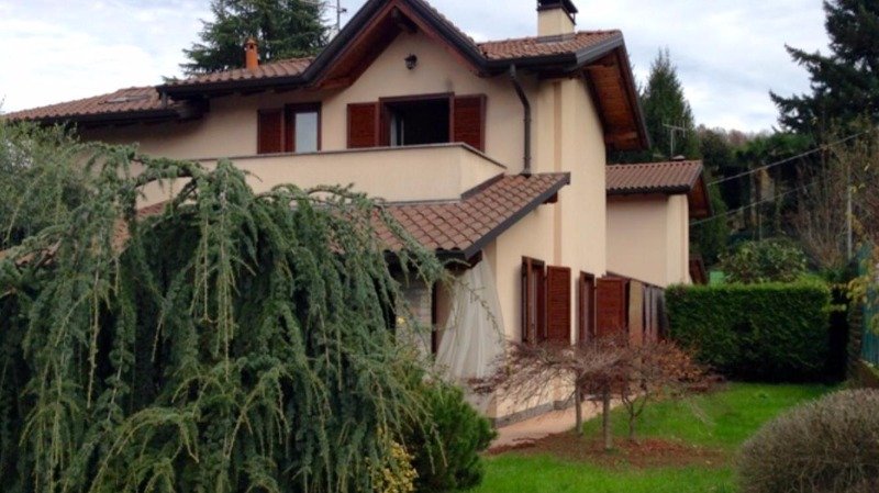Orino villa a Varese in Vendita