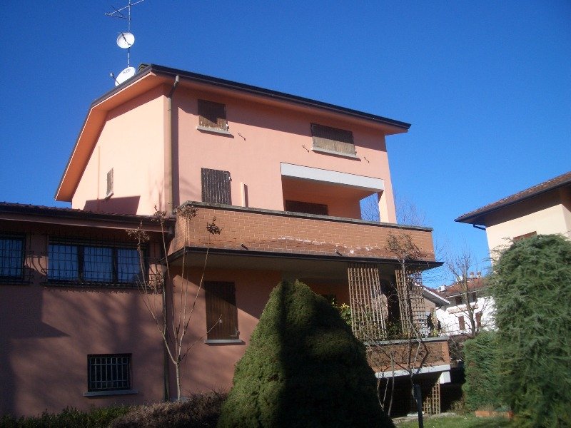 Reggio Emilia casa singola su 4 piani a Reggio nell'Emilia in Vendita