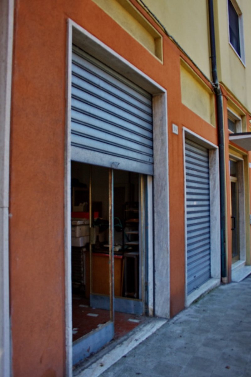 Ancona negozio commerciale a Ancona in Vendita