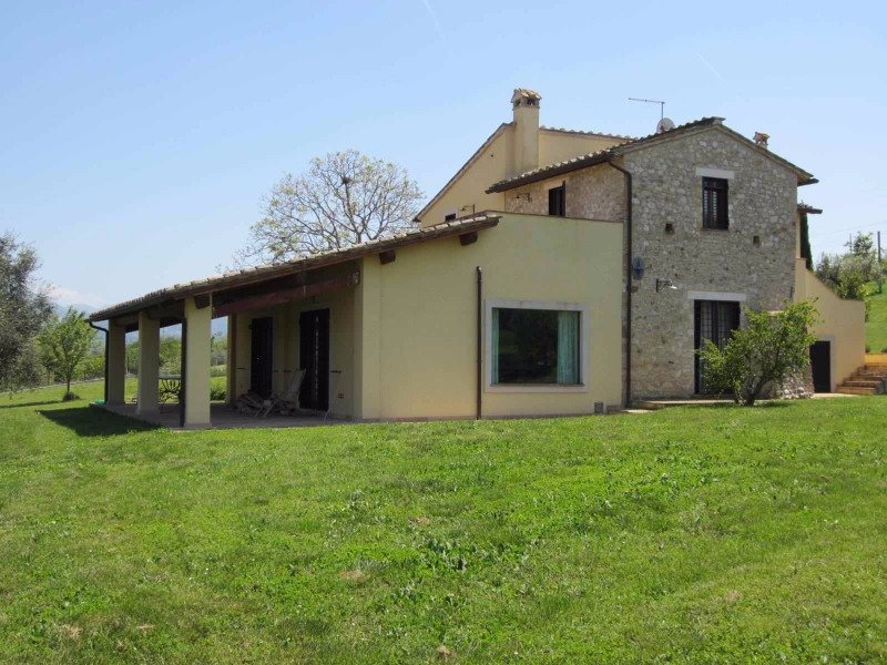 Calvi dell'Umbria antico casale a Terni in Affitto
