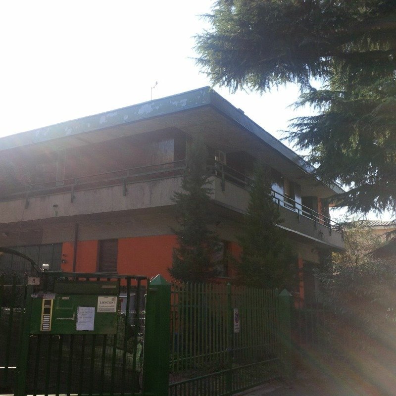 Cernusco sul Naviglio capannone con casa a Milano in Vendita