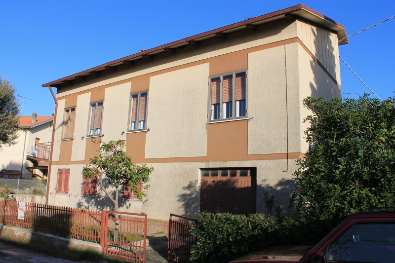 San Costanzo privato casa singola a Pesaro e Urbino in Vendita