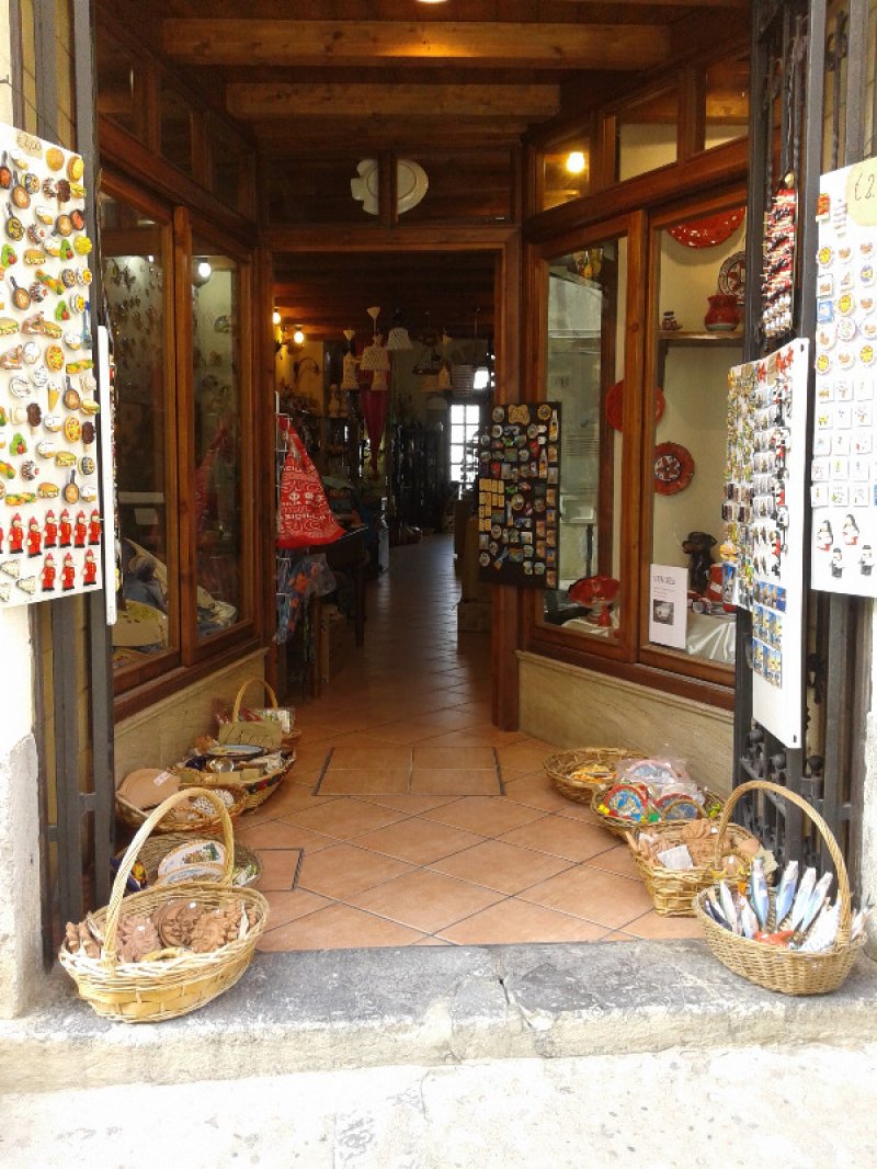 Cefal attivit commerciale di ceramica a Palermo in Vendita