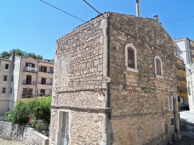 Modica edificio realizzato in pietra a Ragusa in Vendita