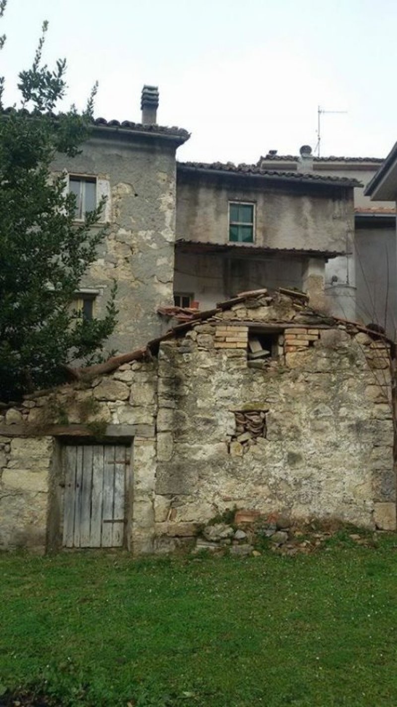Casolare da ristrutturare in frazione Rosara a Ascoli Piceno in Vendita