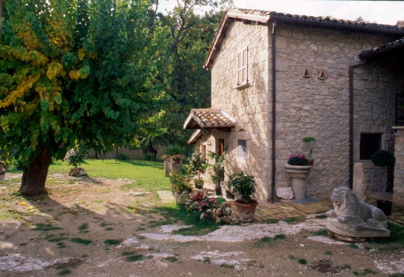 Fabbricato rurale a Rosara a Ascoli Piceno in Vendita