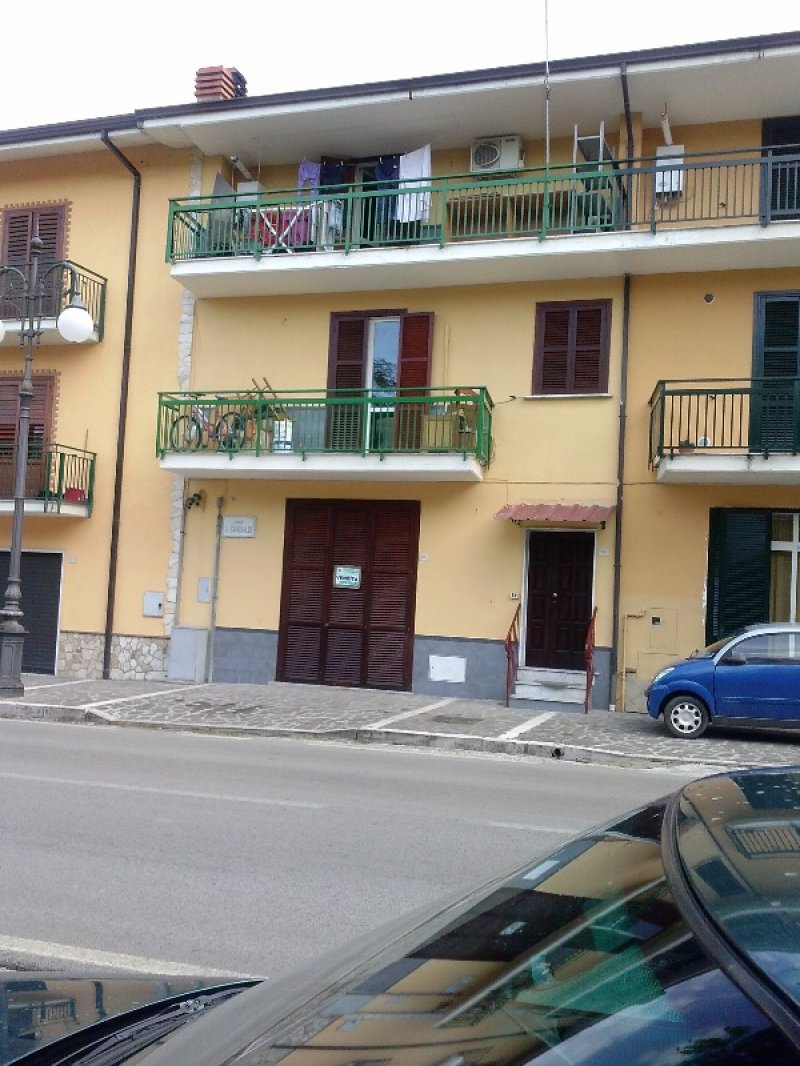 Pratola Serra locale commerciale a Avellino in Vendita