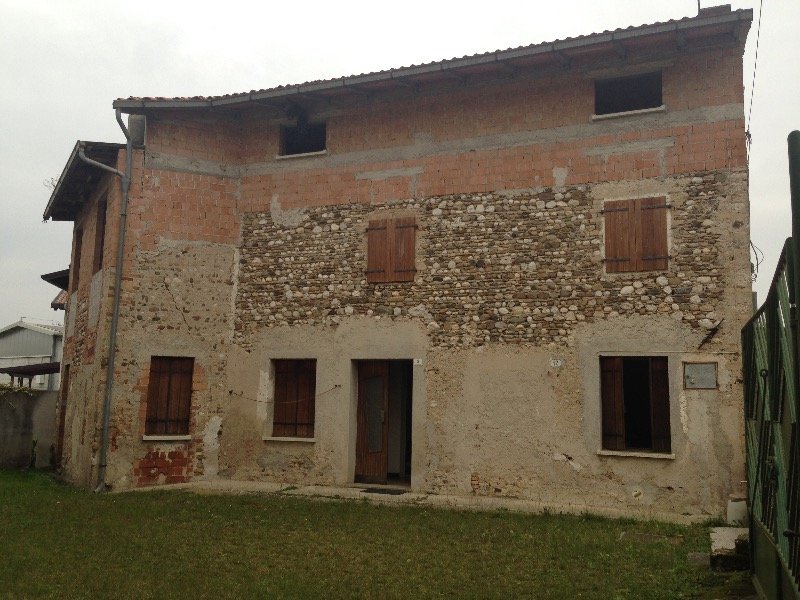 Basiliano fabbricato rurale a Udine in Vendita