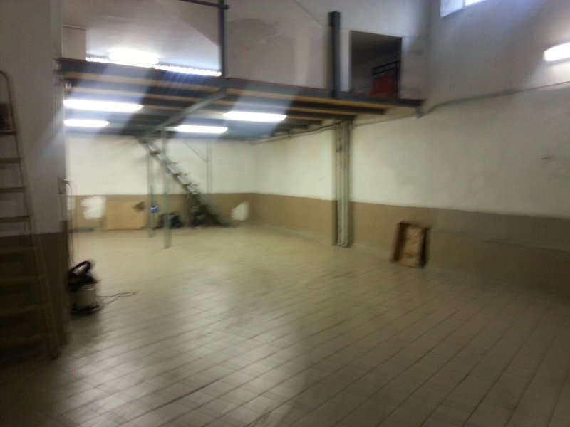 Torino magazzino box seminterrato a Torino in Vendita