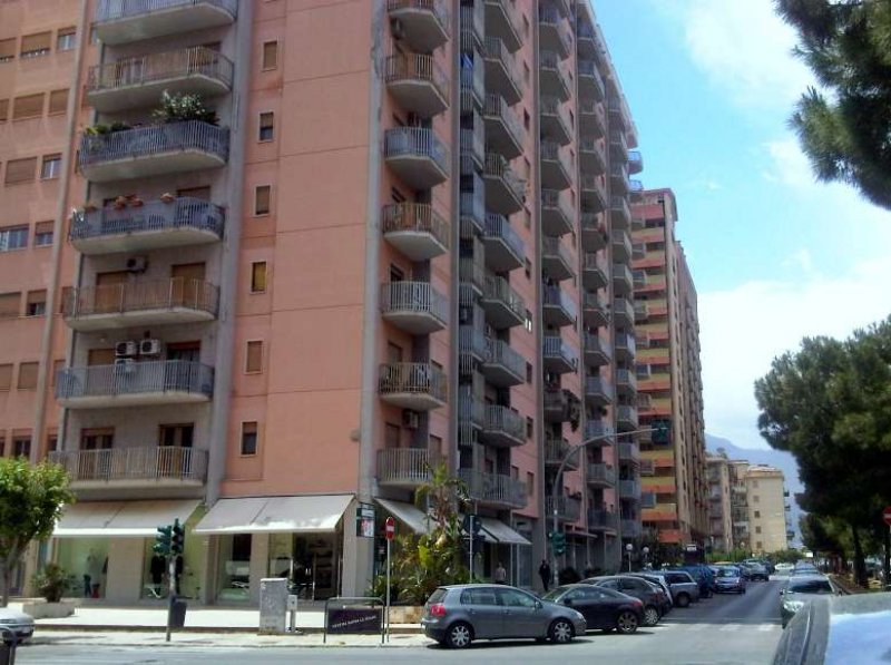 Palermo appartamento posto al secondo piano a Palermo in Affitto