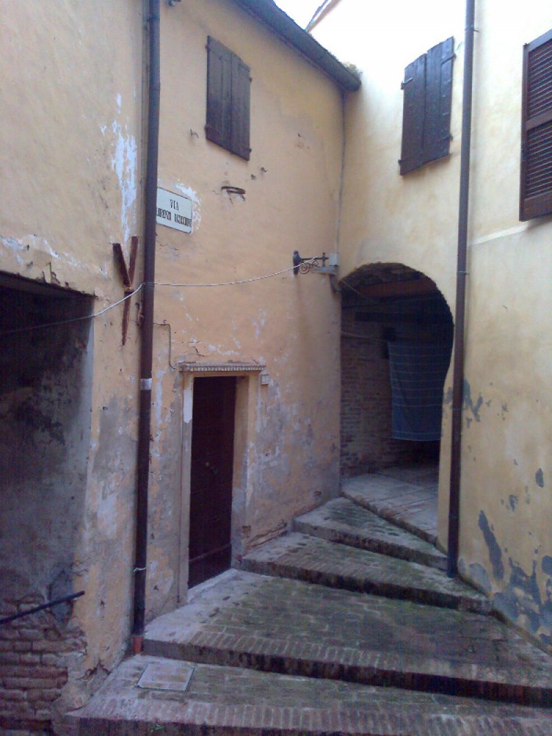 Saltara stabile sopra la cinta muraria medioevale a Pesaro e Urbino in Vendita