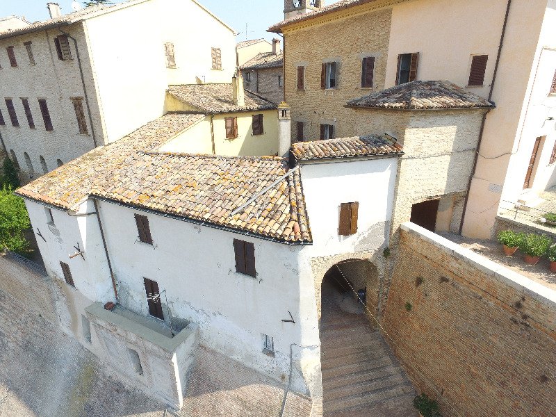 Saltara stabile sopra la cinta muraria medioevale a Pesaro e Urbino in Vendita
