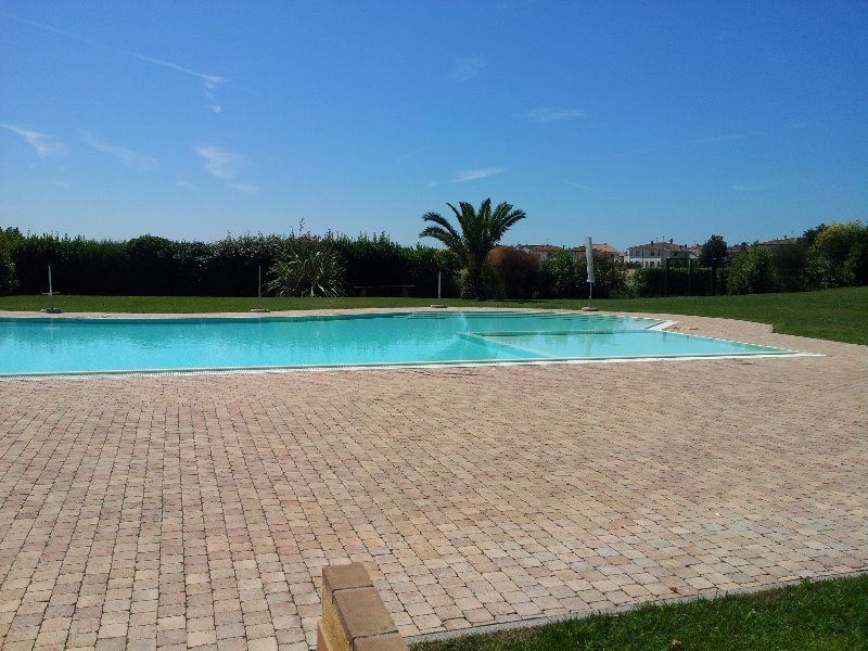 Cecina bilocale immerso in un parco con piscina a Livorno in Vendita