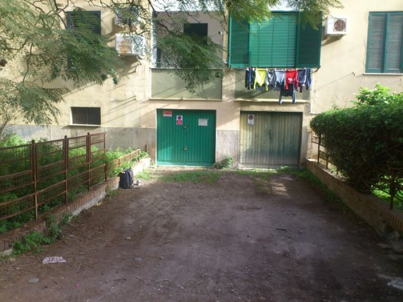 Cagliari zona tribunale box chiuso e posto auto a Cagliari in Vendita