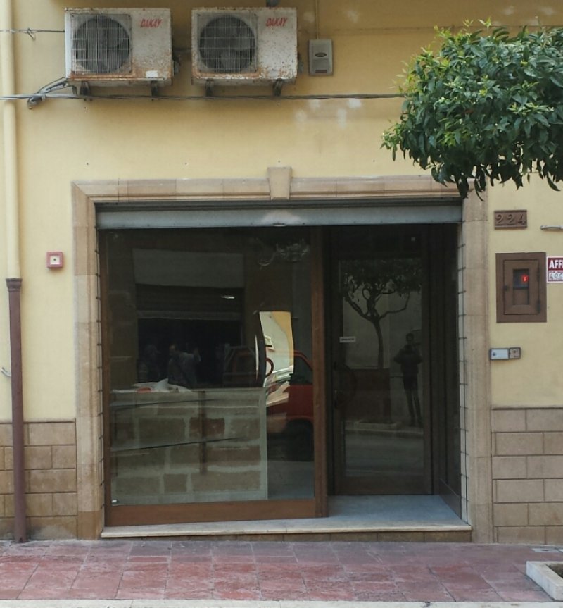 Terrasini locale commerciale a Palermo in Affitto