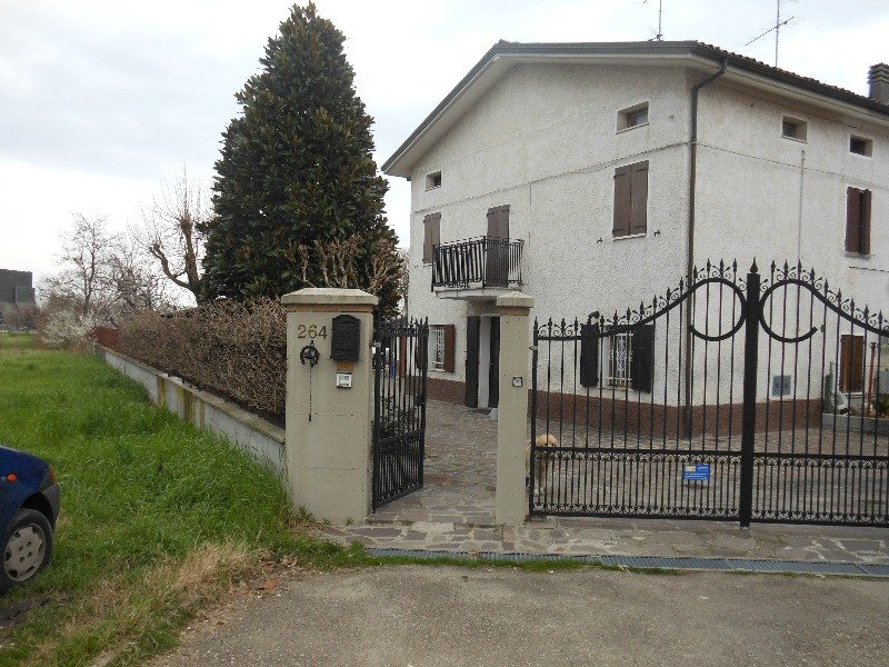 Sassuolo casa su tre piani a schiera a Modena in Vendita
