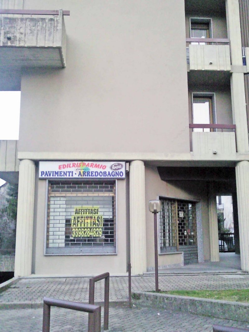 Verbania locale ad uso commerciale a Verbano-Cusio-Ossola in Affitto