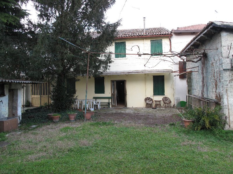 Villorba casa su due piani da ristrutturare a Treviso in Vendita