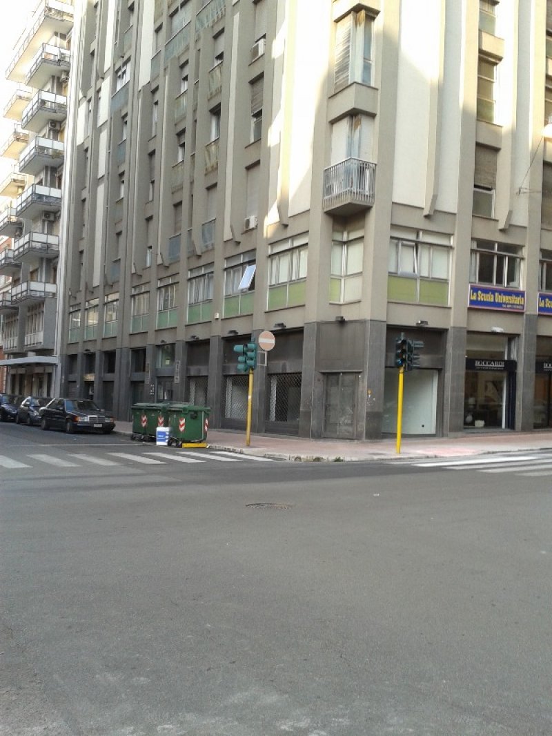 Taranto locale ad angolo con tre vetrine a Taranto in Affitto