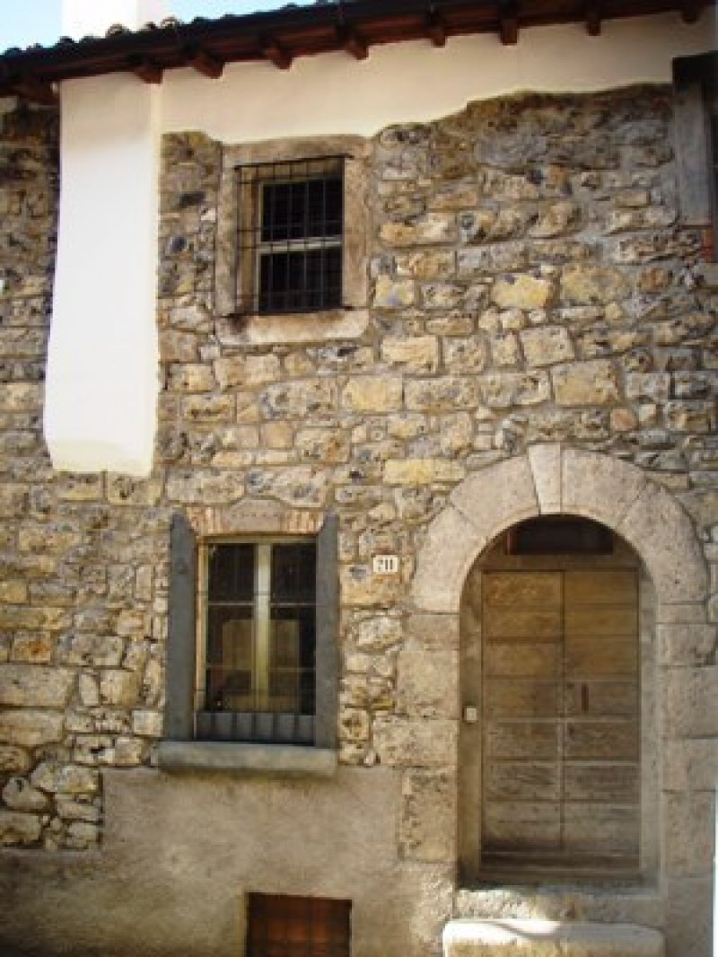 Costa Serina antica casa a Bergamo in Vendita