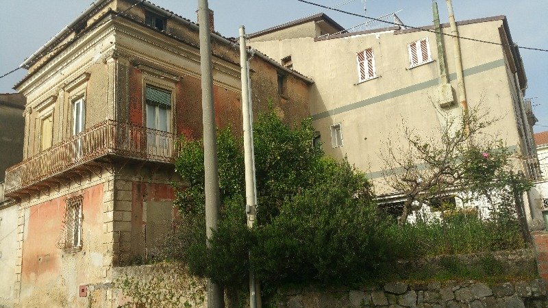 Casa di fronte al comune di Ceraso a Salerno in Vendita