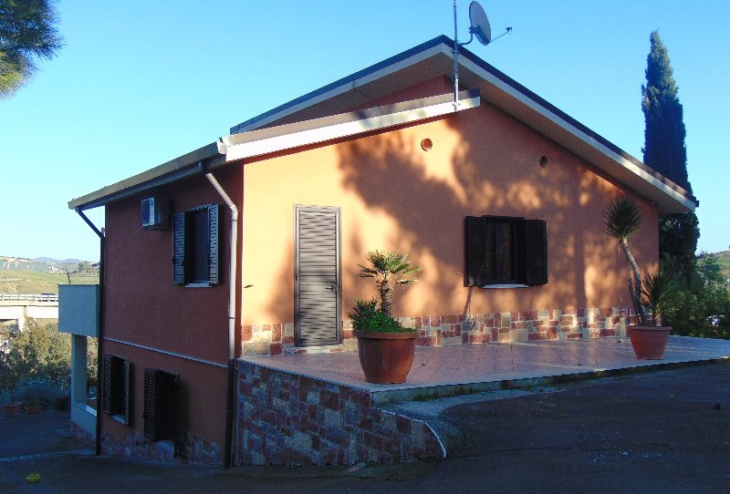 Caltanissetta villa con terreno a Caltanissetta in Vendita