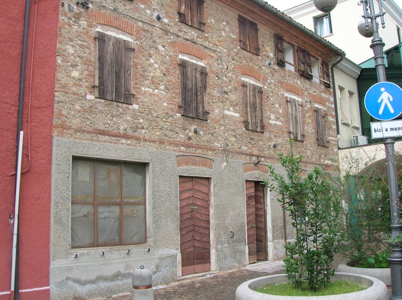 Schio edificio affiancato disposto su tre livelli a Vicenza in Vendita
