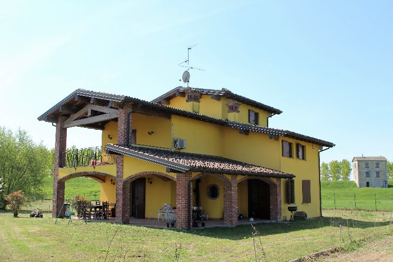 Monticelli Pavese villa con finiture moderne a Pavia in Vendita