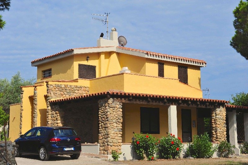 Villa vicino alla spiaggia di Campulongu a Cagliari in Vendita