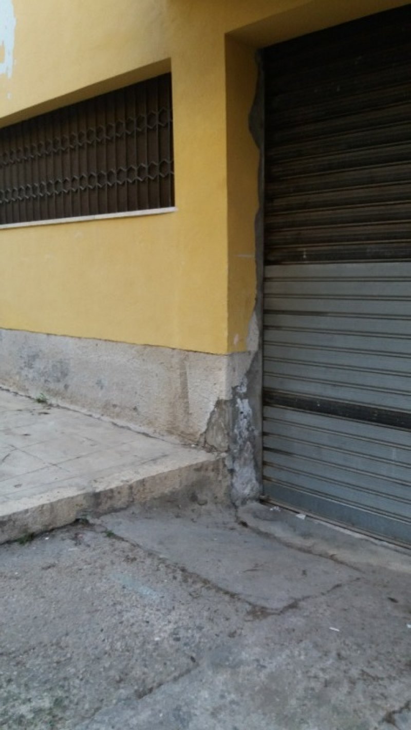Zona Valguarnera garage a Palermo in Affitto