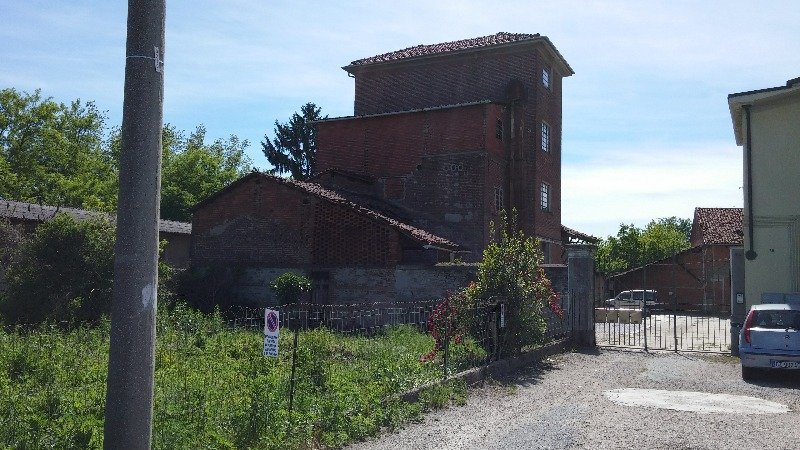 A Moncalieri fabbricato in disuso a Torino in Vendita