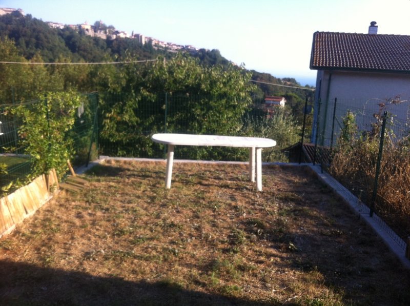 Massa villino a schiera con giardino a Massa-Carrara in Affitto