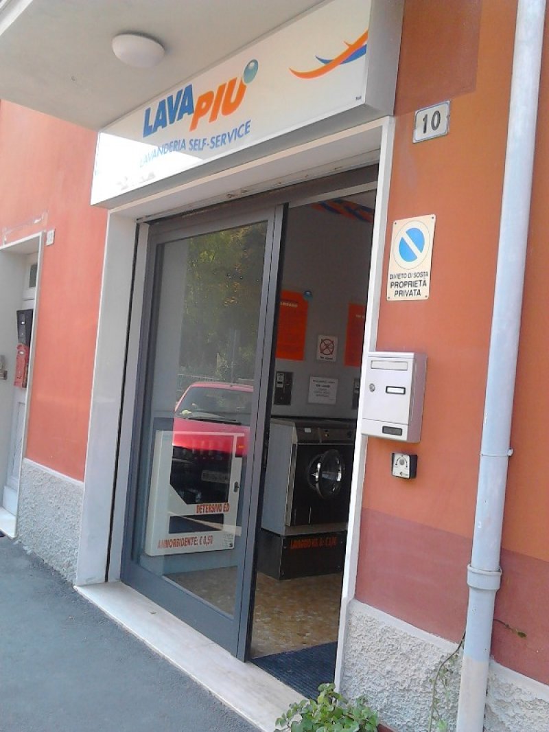Sassuolo negozio laboratorio a Modena in Vendita