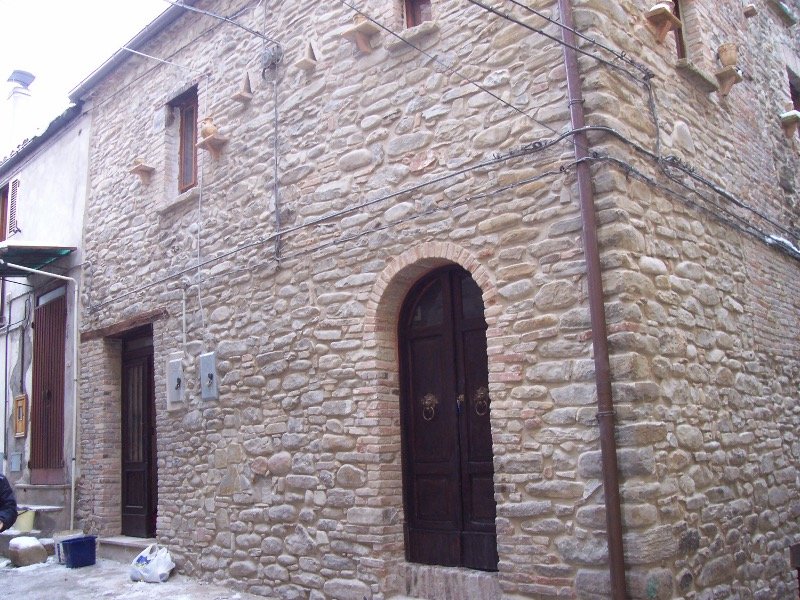 Bisenti bilocali in palazzina in pietra a Teramo in Vendita