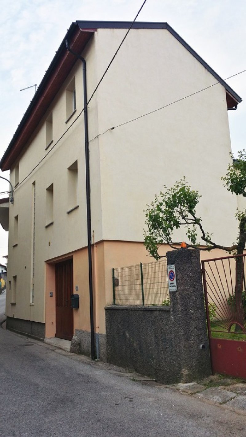 Tarcento casa di testa su 3 piani a Udine in Vendita