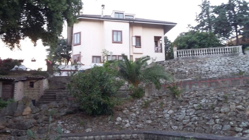 Villa situata in Formello a Roma in Affitto