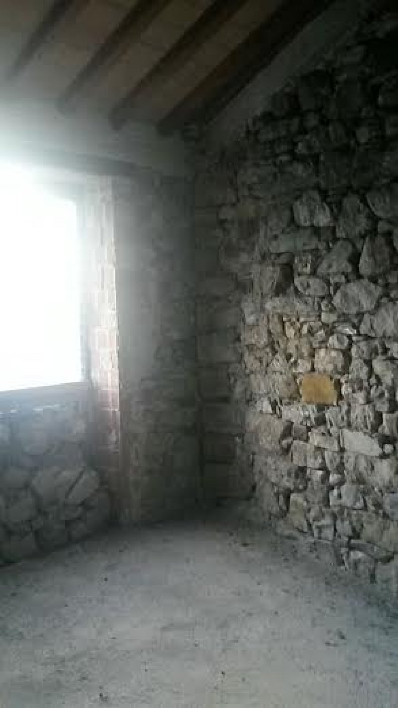 Roccalbegna rustico con muri e tetto restaurati a Grosseto in Vendita