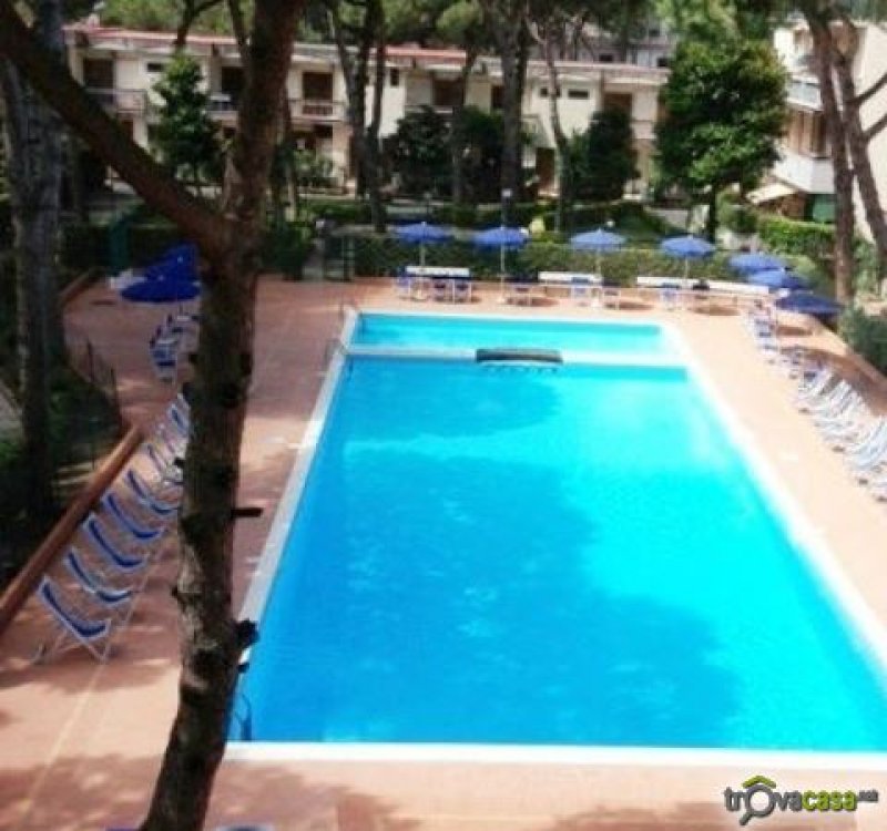 Baia Domizia sud villa in parco con piscina a Caserta in Vendita