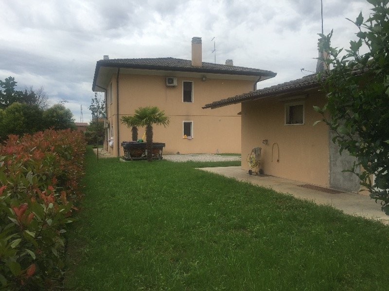 Casa singola a Castagniole di Paese a Treviso in Vendita