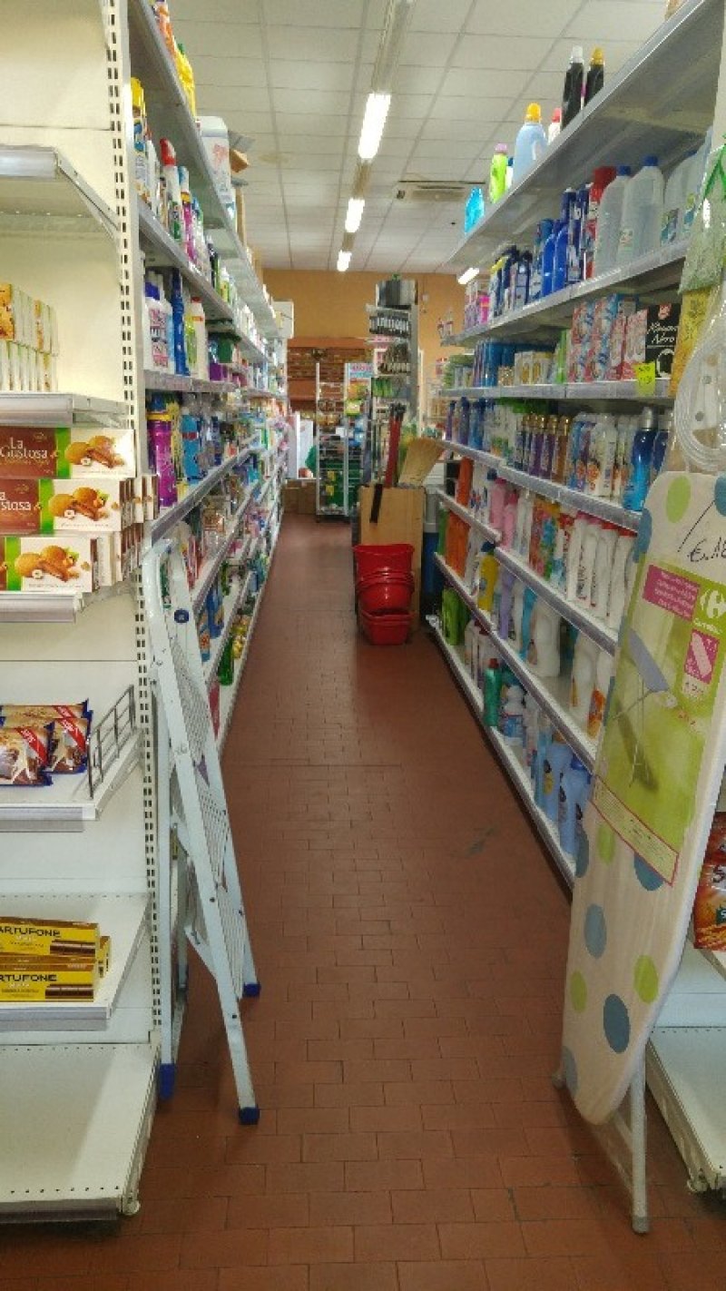 Pogliano Milanese attivit supermercato a Milano in Vendita