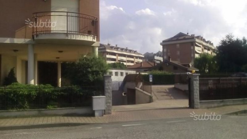 Torino box auto con porta basculante a Torino in Vendita