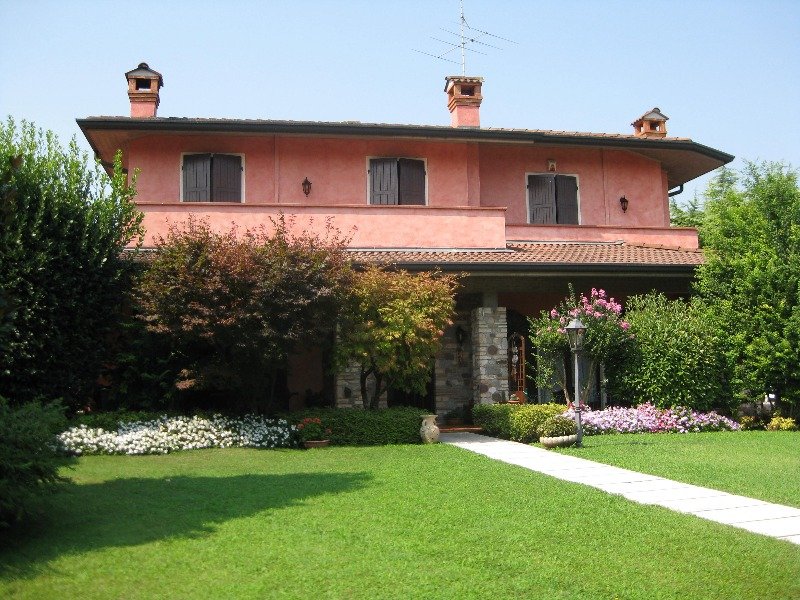 Sirmione casa signorile con giardino a Brescia in Affitto