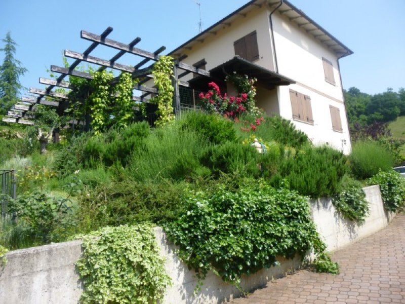 Monte San Pietro villa con giardino a Bologna in Vendita