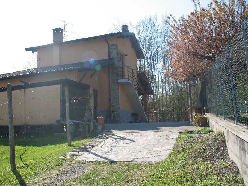Brissago Valtravaglia casa su due piani a Varese in Vendita