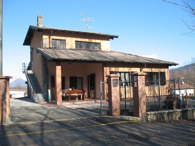 Brissago Valtravaglia casa su due piani a Varese in Vendita