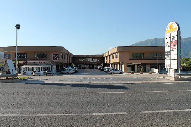 Arpaia locale commerciale su due piani a Benevento in Vendita