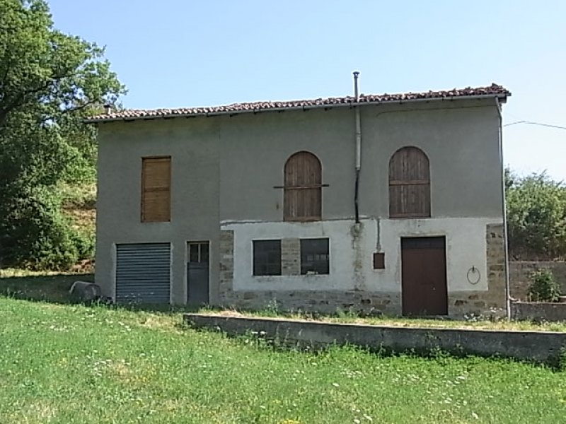 Romagnese rustico con terreno a Pavia in Vendita