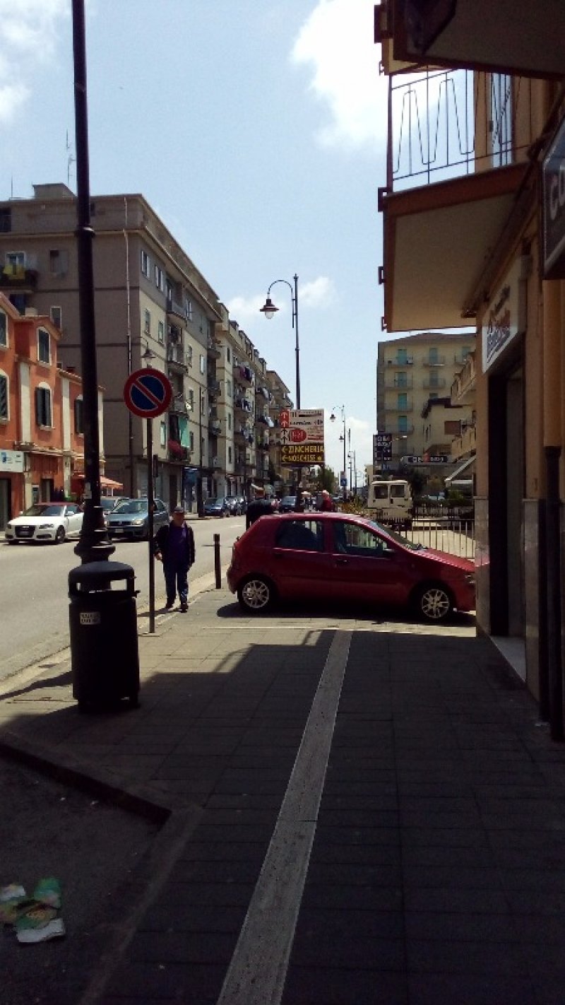 Pontecagnano locale commerciale su fronte strada a Salerno in Affitto